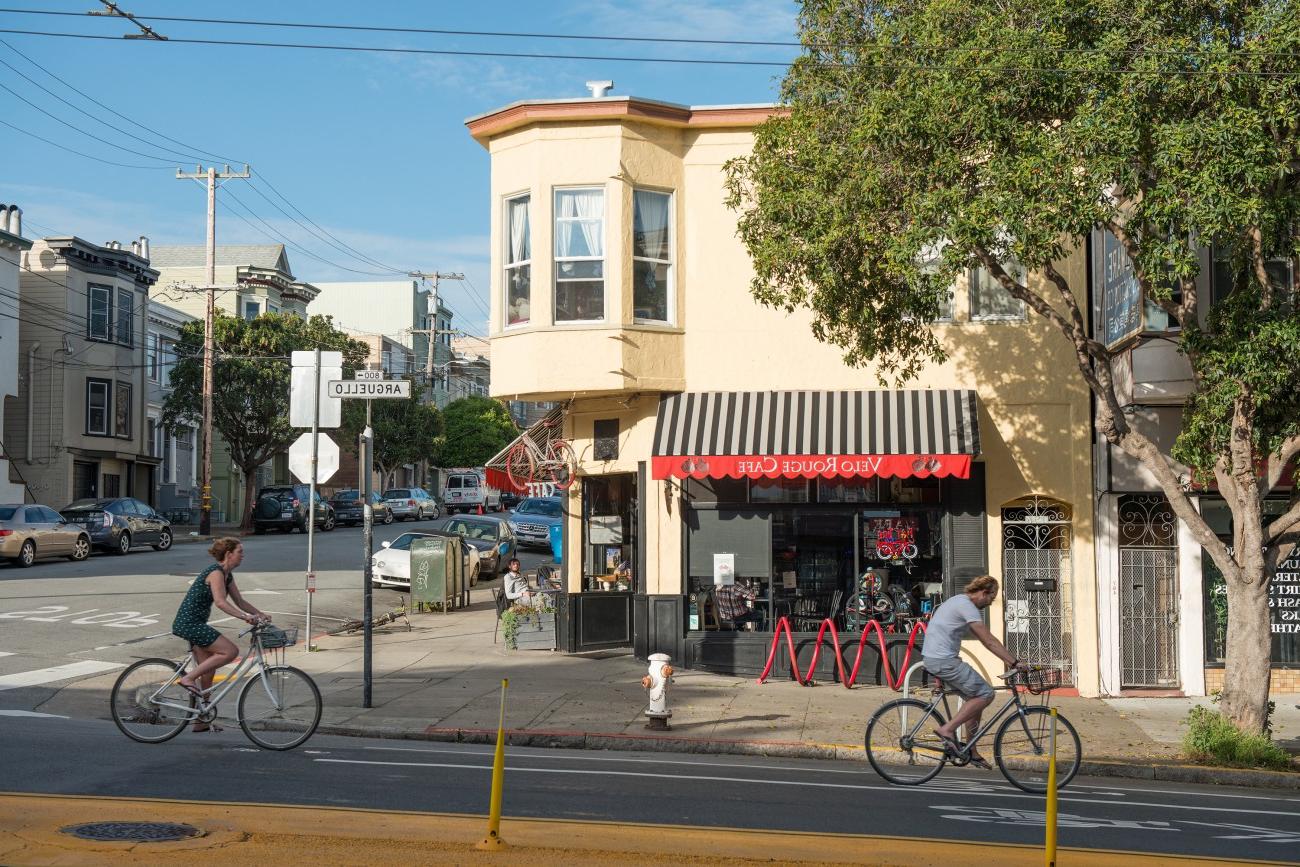 内里士满阿奎罗一家咖啡馆前的自行车道上的自行车手