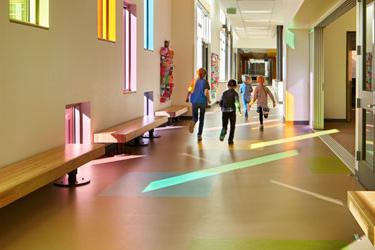 学生们走在学校的走廊上